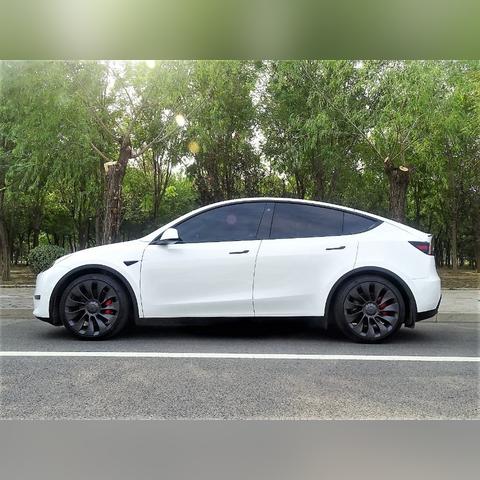 特斯拉Model Y，全能豪华新能源 SUV 的修缮与驾驭之旅