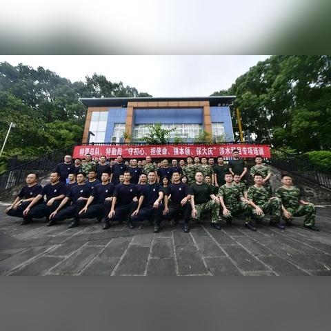 重庆街头执勤女特警，守护城市的美丽与安宁