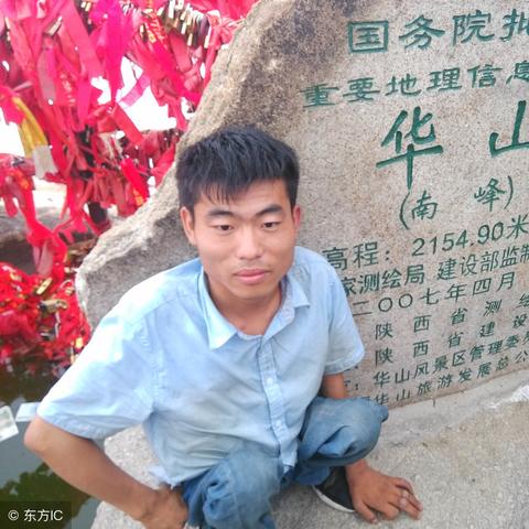 背小儿麻痹症男友登泰山，跨越障碍的真情告白