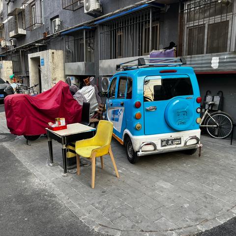 家长接孩子停车乱象，道路安全谁来负责？