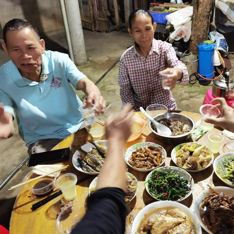 海南父亲送女儿上学途中遭遇洪水，生死未卜